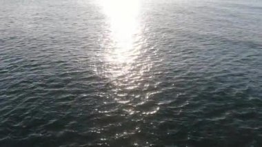 4 bin. Atlantik Okyanusu 'nun ıssız New Jersey sahilinin havadan görünüşü. Sahilde uçuyor ve küçük dalgalarla berrak sularda.