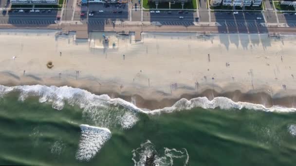 大西洋の無人島のニュージャージー海岸の空中ビュー 砂浜と澄んだ水の上を小さな波で飛ぶ — ストック動画