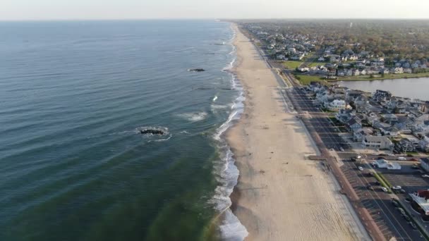 大西洋の無人島のニュージャージー海岸の空中ビュー 砂浜と澄んだ水の上を小さな波で飛ぶ — ストック動画