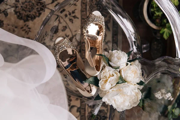 镶有宝石的婚鞋 — 图库照片