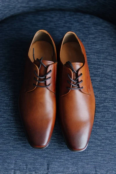 Zarif, şık kahverengi erkek ayakkabılarının yakın çekimi. Düğün konseptine hazırlanıyorum..