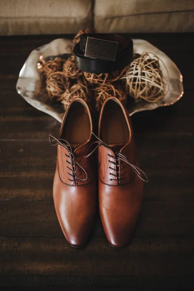 Großaufnahme Eleganter Eleganter Brauner Herrenschuhe Vorbereitungen Für Das Hochzeitskonzept Stockfoto