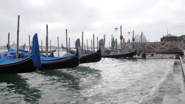 San Marco, Venedik, İtalya. Bulutlu bir günde Büyük Kanal 'da geleneksel gondollar. Arka planda San Giorgio Maggiore Kilisesi var..