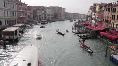 Venedik, İtalya. Venedik 'in Büyük Kanalı' ndaki Rialto Köprüsü 'nden görüntü. Gondolların ve teknelerin hareketi.