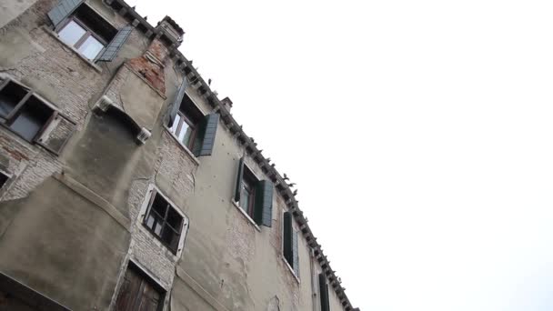 Fachada Edifício Residencial Com Janelas Antigas Persianas Itália Vida Cidade — Vídeo de Stock