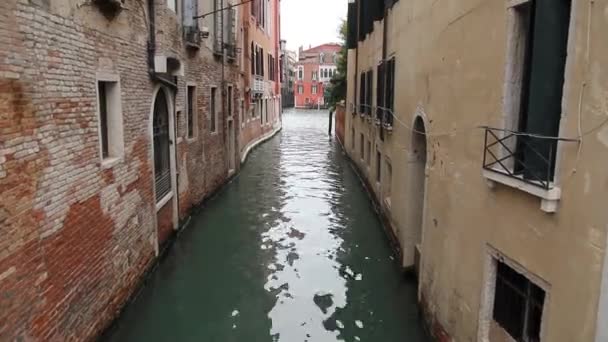 Fachada Edificio Residencial Con Ventanas Persianas Antiguas Italia Vida Ciudad — Vídeo de stock