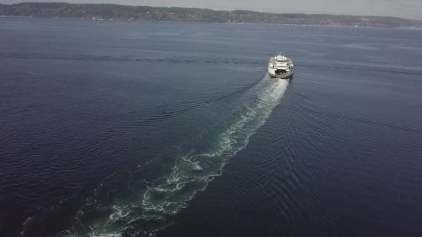 Πυροβολώντας Από Αέρος Ένα Πλοίο Καθαρό Νερό Πολλά Αυτοκίνητα Καλούν — Αρχείο Βίντεο