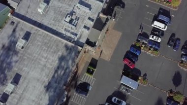 4 bin. Modern bir şehirde, bir mağazanın önünde park edilmiş çeşitli arabaların üst görüntüsü. Otomobil trafiği ve park kavramı .