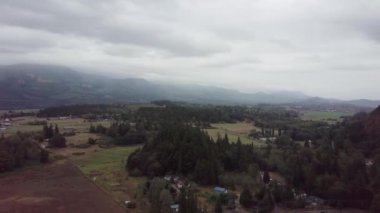4 bin. Sonbahar dağları üzerinde günbatımında ormanlarla, çayır ve tepelerle destansı bir akşam uçuşu..