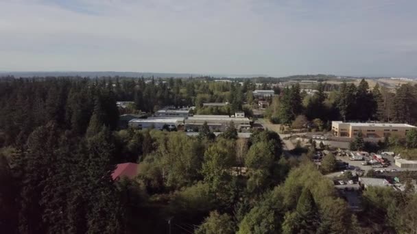 Bovenaanzicht Vanuit Lucht Camera Zweeft Hoogte Een Woonwijk Tegenover Een — Stockvideo