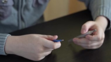 4 bin. Hasta bir genç, iki termometre, dijital ve cıva düşünüyor. Sıcaklığı ölçmek için hangi aleti kullanacağını seçiyor..