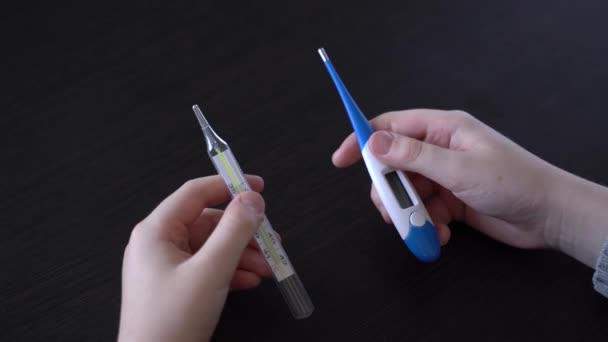 Adolescent Malade Envisage Deux Thermomètres Numérique Mercure Faisant Choix Quel — Video