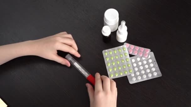 Joven Mirando Termómetro Una Mesa Oscura Hay Pastillas Cajas Blancas — Vídeos de Stock