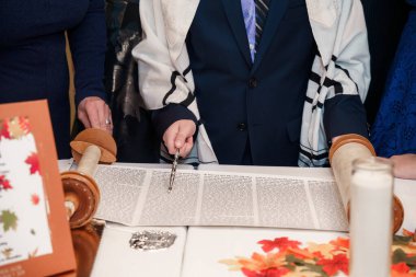 Bar mitzvah. Genç bir çocuk için bir tören..
