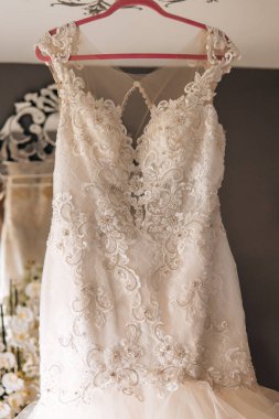 Gelinin elbisesi iç tarafta asılı.