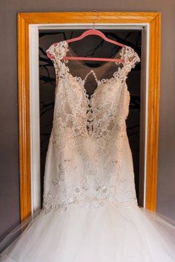Gelinin elbisesi iç tarafta asılı.