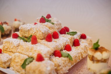 Çikolata. Kutlamada misafirler için tatlı porsiyonlu ikramlar.