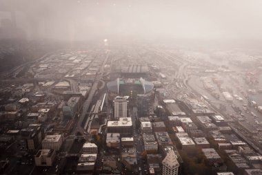 Şehrin en üst manzarası. Gökdelenler, sokaklar, evler. Bulutlu hava veya alacakaranlık.