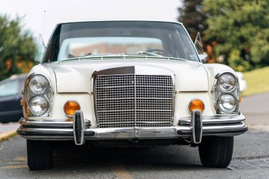 Retro araba mükemmel durumda. Sokakta beyaz.