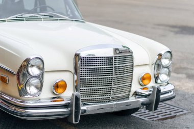 Retro araba mükemmel durumda. Sokakta beyaz.