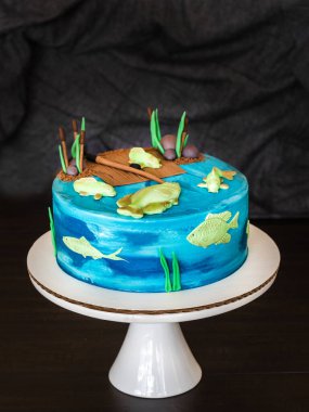 Güzel mavi pasta. Su süsü. Balık, gölet, kamış. El yapımı.