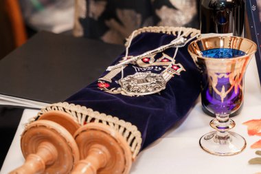 Bar mitzvah. Genç bir çocuk için bir tören..