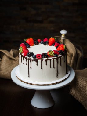 Böğürtlenlerle süslenmiş güzel beyaz pasta. El yapımı iş