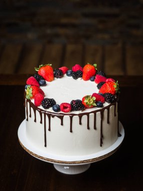 Böğürtlenlerle süslenmiş güzel beyaz pasta. El yapımı iş