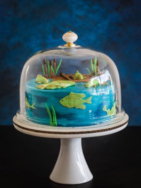 Güzel mavi pasta. Su süsü. Balık, gölet, kamış. El yapımı.