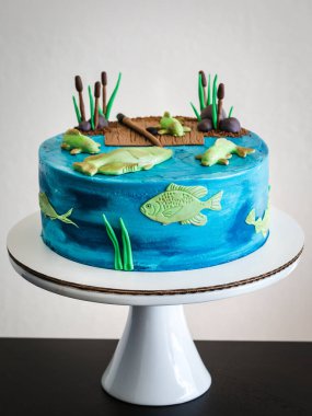 Güzel mavi pasta. Su süsü. Balık, gölet, kamış. El yapımı.