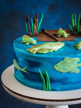 Güzel mavi pasta. Su süsü. Balık, gölet, kamış. El yapımı.