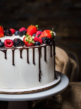 Böğürtlenlerle süslenmiş güzel beyaz pasta. El yapımı iş
