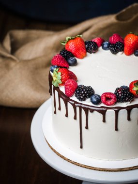 Böğürtlenlerle süslenmiş güzel beyaz pasta. El yapımı iş