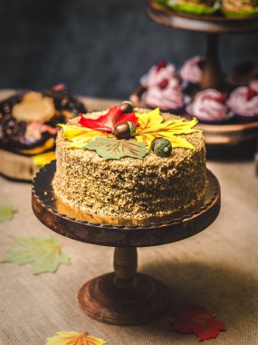 Güz dekoru, yapraklar, meşe palamudu. El yapımı. Ahşap kaplama.