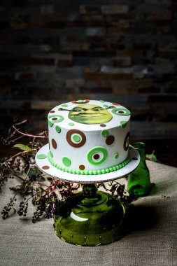 Güzel pasta. Çocuk teması, çizgi film karakteri. Beyaz-yeşil renk. El yapımı iş. Sağlam iş.