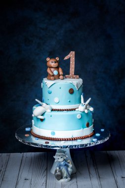 Güzel mavi pasta. İlk doğum günü için çocuk teması. İçinde ayı ve tavşan olan bir dekor. Çok tatlı. El yapımı iş.