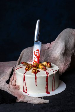 Cadılar Bayramı tarzında muhteşem bir dekoru olan güzel bir pasta. Orijinal tasarım ve dekorasyon. El yapımı iş.