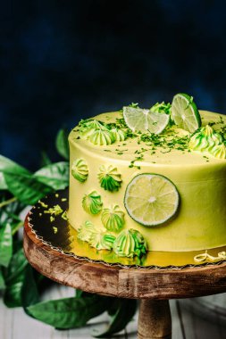 Güzel sarı pasta. Dilimler ve limonla süslenmiş. El yapımı.