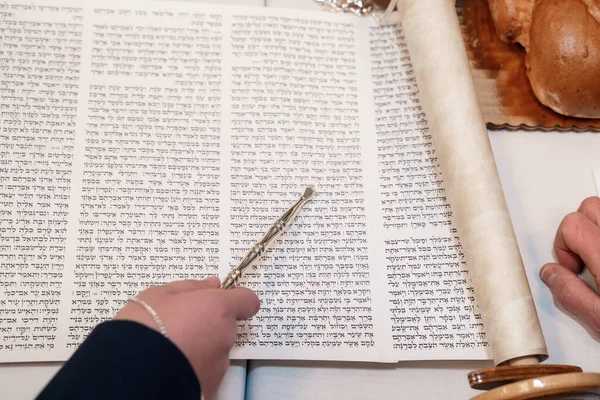 Bar mitzvah. Genç bir çocuk için bir tören..