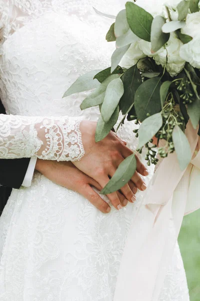 新娘和新郎的手彼此触摸 温柔的触摸 — 图库照片