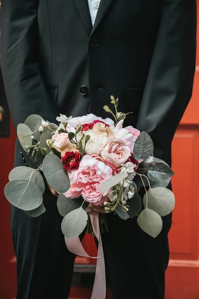 Damat Elinde Buket Yaklaş Düğün Kutlama Tören — Stok fotoğraf