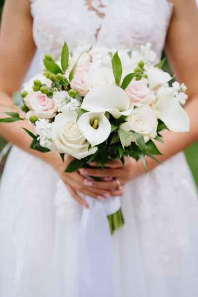 新娘手里拿着花束 — 图库照片