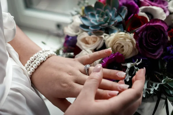 新娘的手与珍珠手镯紧密相连 她的手指上有一个婚纱 — 图库照片