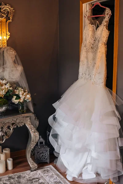 Gelinin elbisesi iç tarafta asılı.