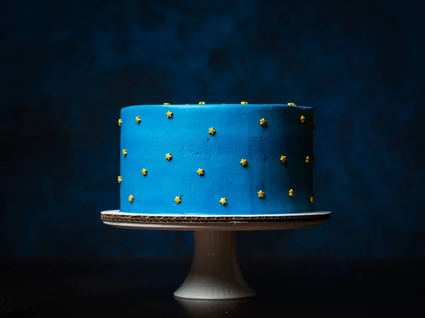 Magnifique Gâteau Bleu Décoré Avec Des Étoiles Décor Ciel Nocturne Photo De Stock