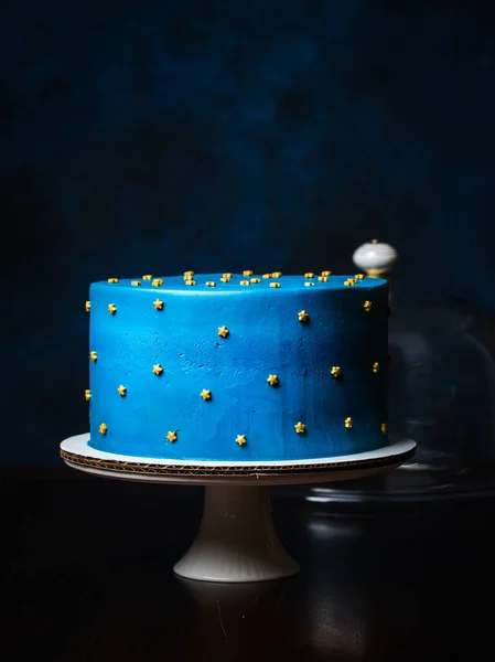 美丽的蓝色蛋糕 饰有星光 装饰夜色滑雪板 手工制作 白色瓷质高立柱 免版税图库图片