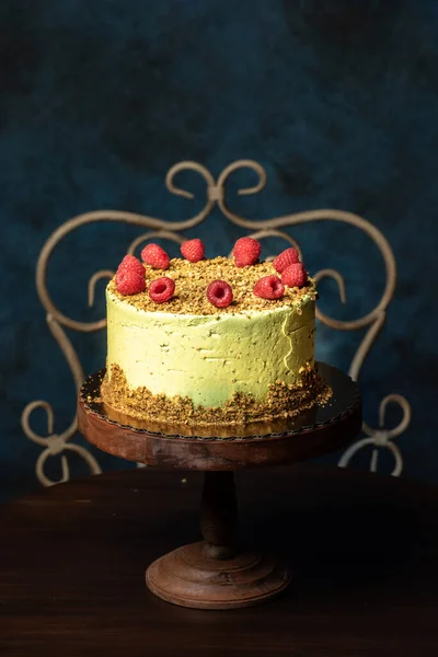 Magnifique Gâteau Jaune Décoré Avec Des Framboises Travail Main Photos De Stock Libres De Droits