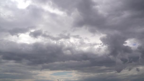 嵐が来るだろう 夏の嵐の間に巨大な暗い雲 空の雲の非常に速い動き 雨が降ると暗い空のスローモーションのイメージ — ストック動画