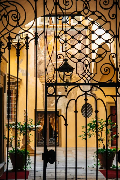 Güzel Kemerli Demir Kapılar Eski Avluya — Stok fotoğraf