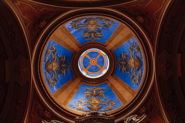 大教堂内部装饰精美的拱形天花板 图库图片